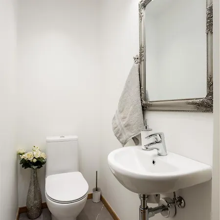 Spacious Next To National Museum Тарту